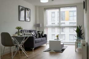 Luxurious Central Apartment - Smart TV - Fast WIFI - Near Utilitia Arena
